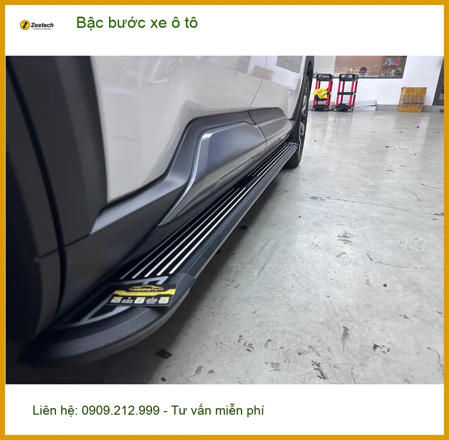 Chị Yến lắp bậc bước xe ô tô Ford Everest ở Nhà Bè để trẻ em lên xuống an toàn