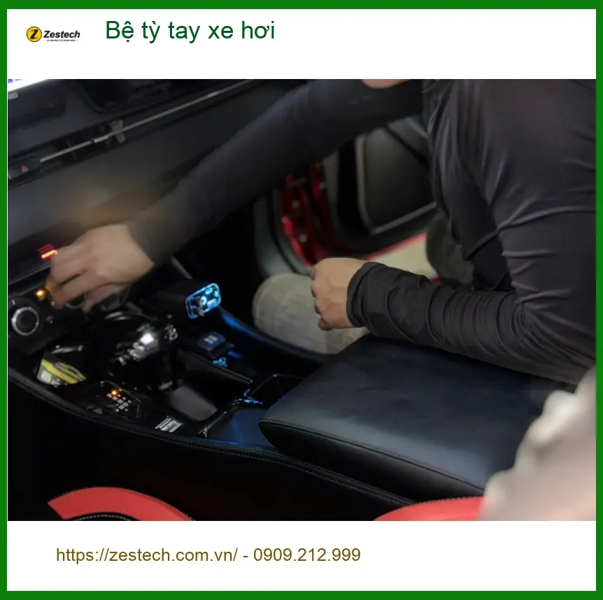Anh Tấn lắp bệ tỳ tay xe hơi Hyundai Accent tại Quận 9 để lái xe thoải mái hơn