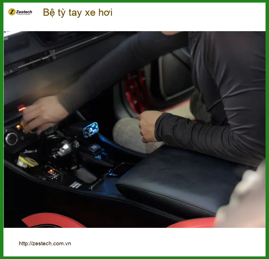 Chú Minh lắp bệ tỳ tay xe hơi cho Hyundai Accent ở Quận 1 để lái xe đỡ mỏi