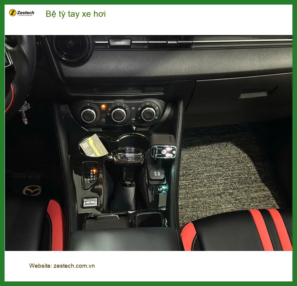Chú Minh lắp bệ tỳ tay xe hơi cho Hyundai Accent ở Quận 1 để lái xe đỡ mỏi ảnh thực tế 3