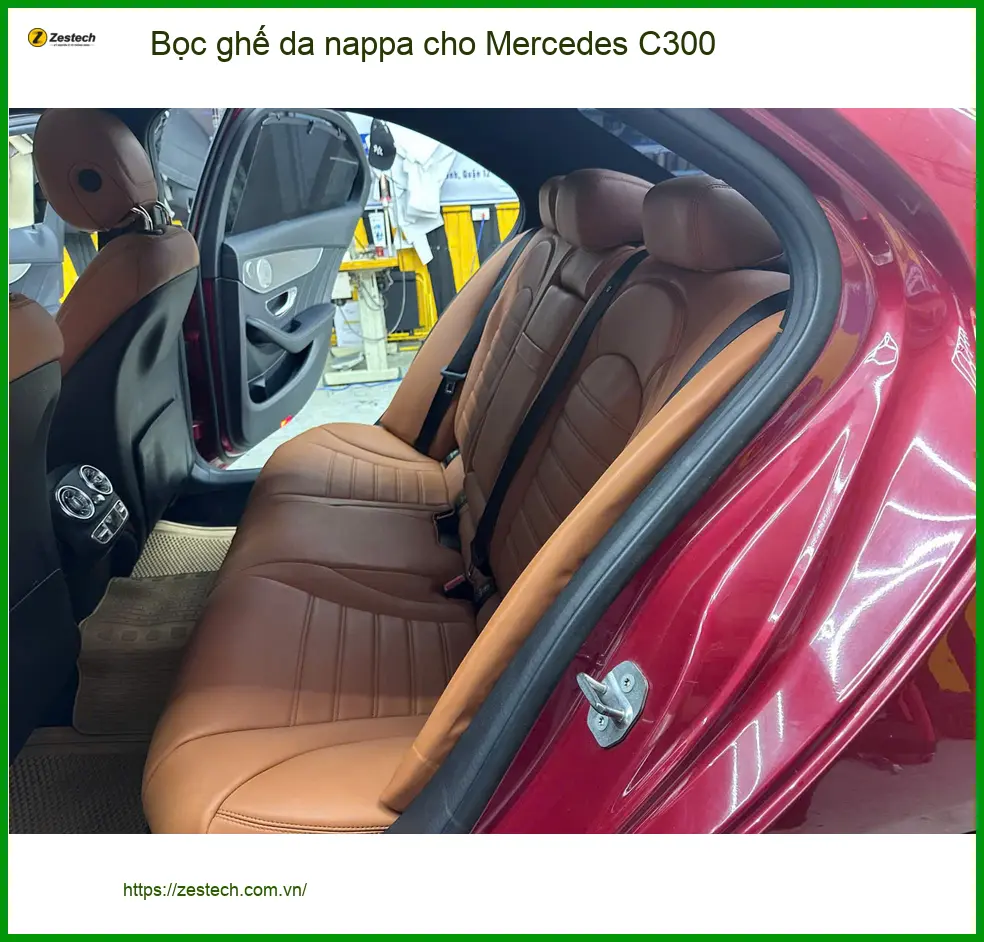 Chị Thùy bọc ghế da nappa Mercedes C300 để nội thất xe sang trọng hơn tại Quận 5