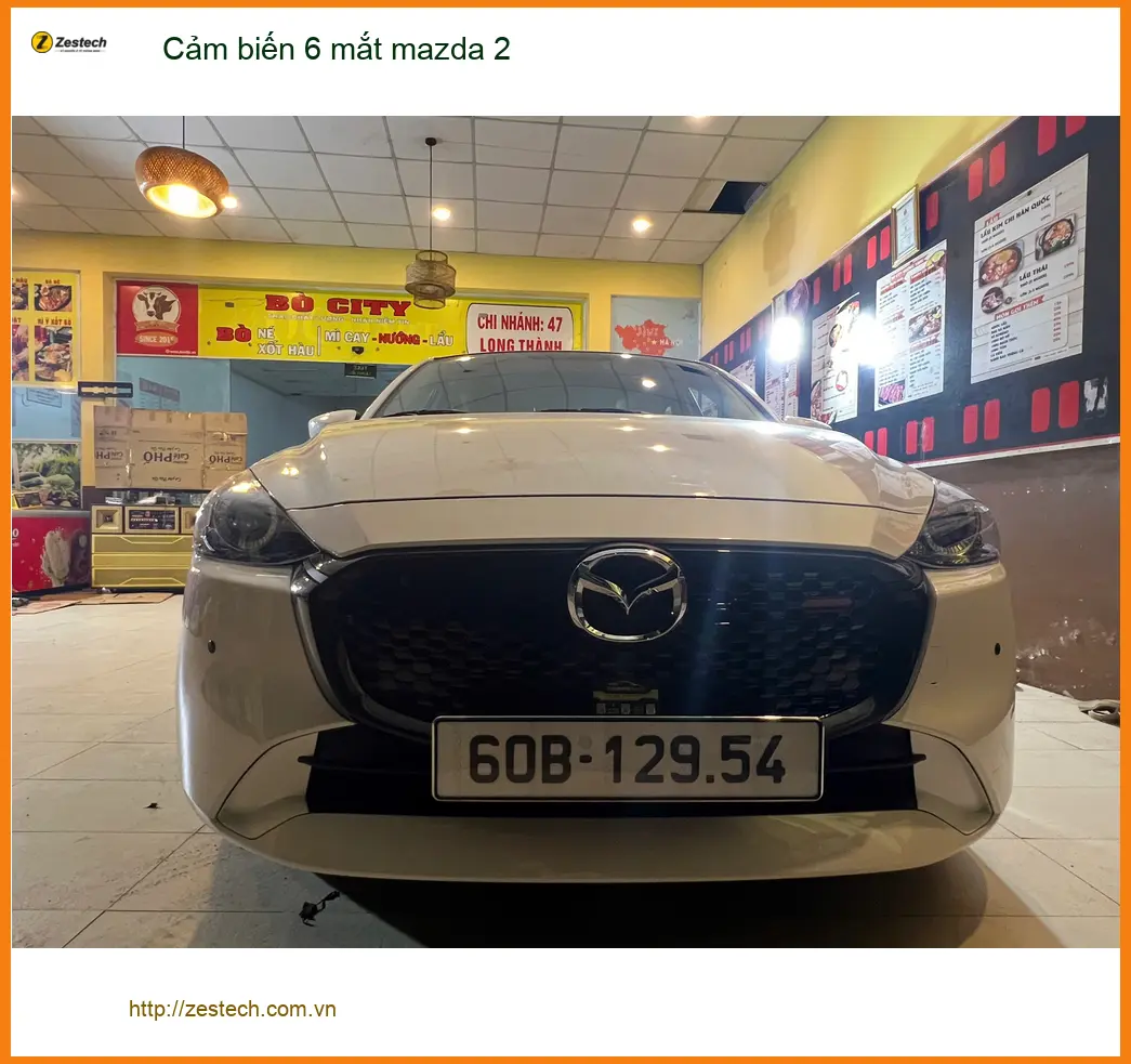 Chú Sơn lắp cảm biến 6 mắt Mazda 2 tại Bình Thạnh để tránh va quệt khi lùi.