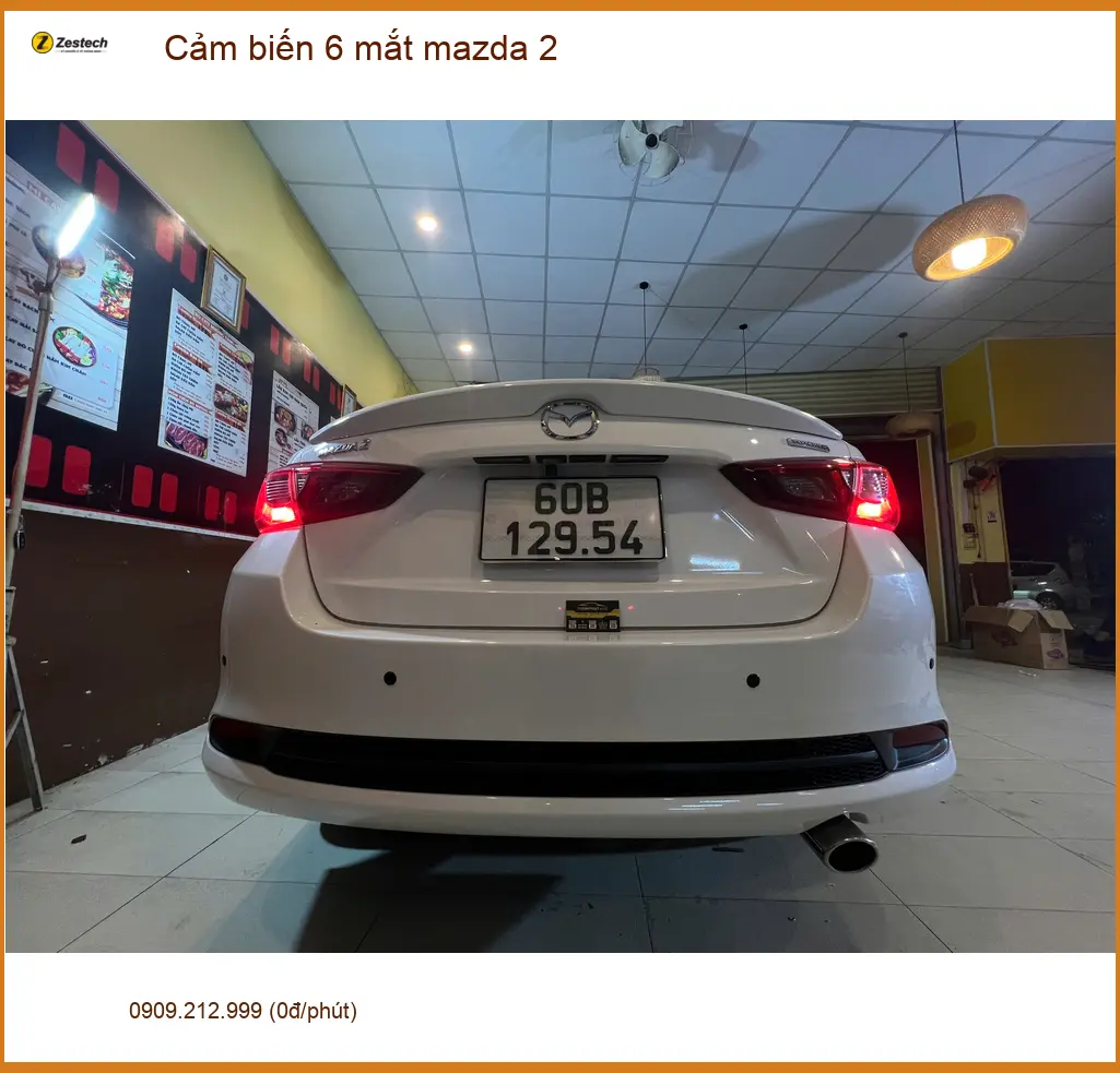 Chú Sơn lắp cảm biến 6 mắt Mazda 2 tại Bình Thạnh để tránh va quệt khi lùi. ảnh thực tế 2