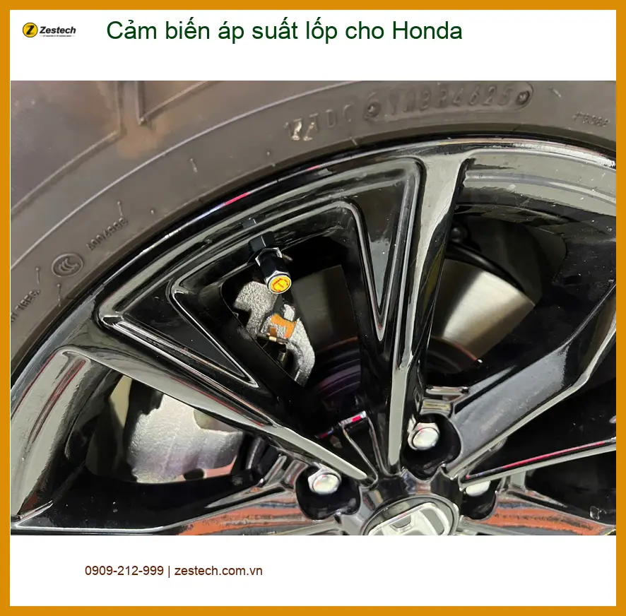 Anh Tùng lắp cảm biến lốp Honda Civic Quận 12 để lái xe an toàn hơn ảnh thực tế 2