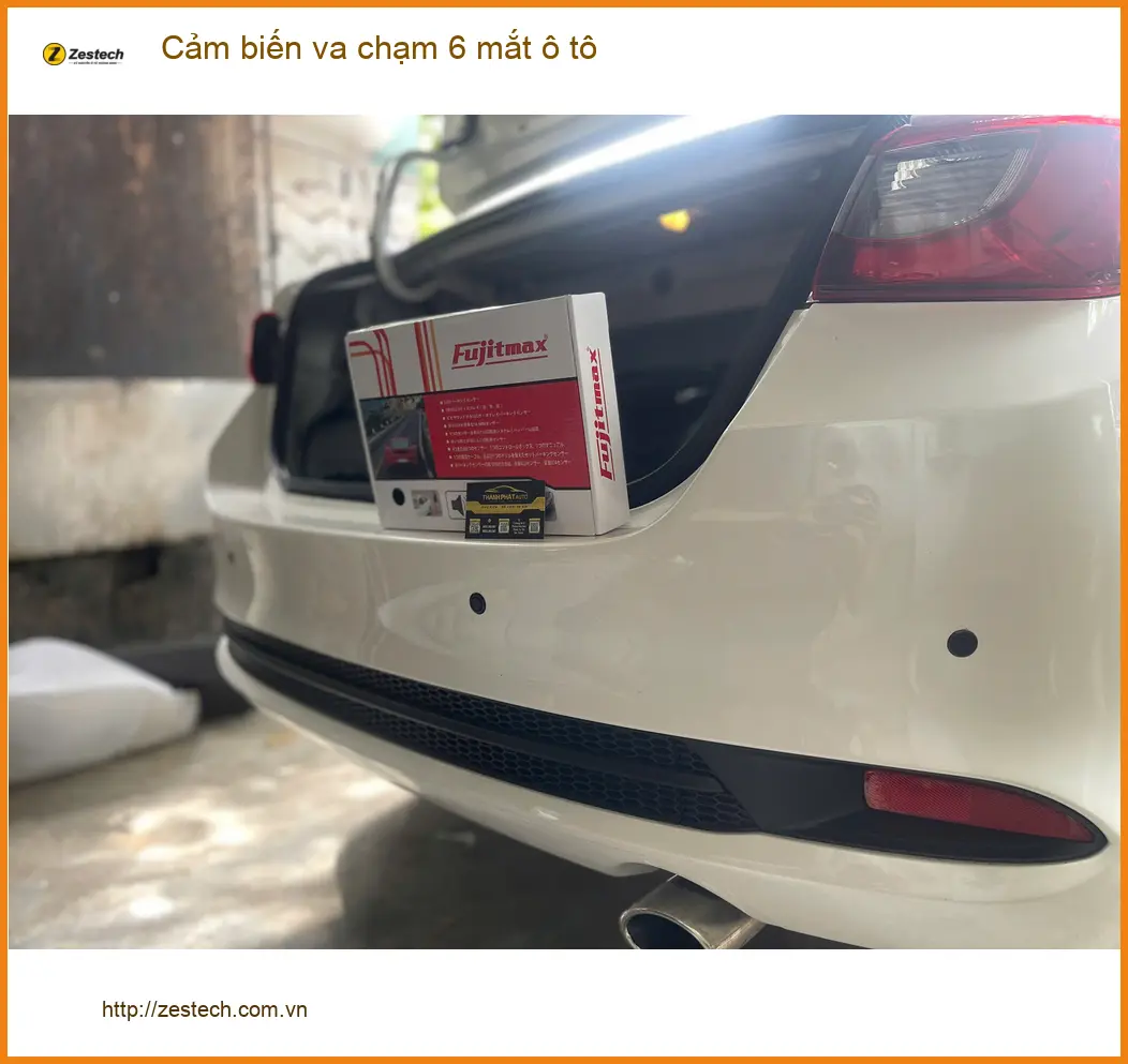 Chú Sơn lắp cảm biến va chạm 6 mắt ô tô cho Toyota Camry tại Quận 12.