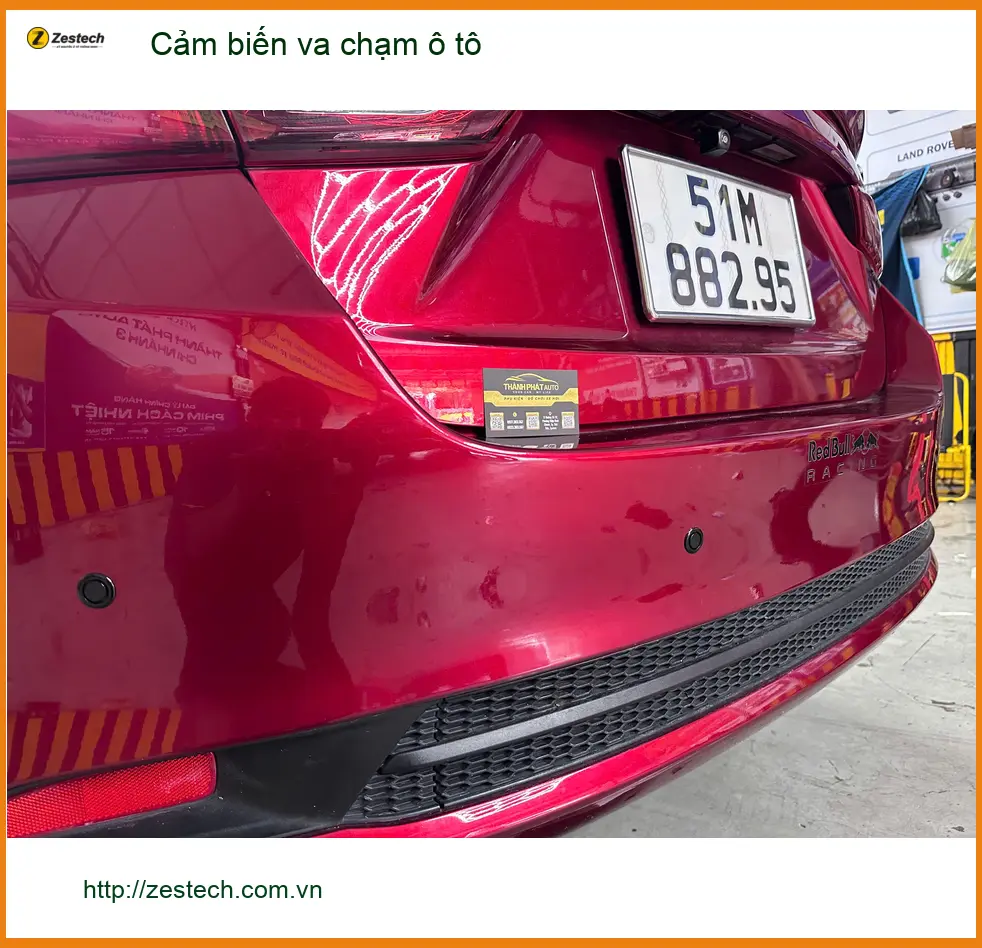 Cô Lan Chi lắp cảm biến va chạm ô tô Toyota Camry tại Quận 11 an toàn