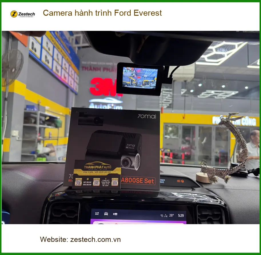 Chị Mai Anh lắp Camera hành trình Ford Everest tại Quận 2 để giám sát hành trình an toàn