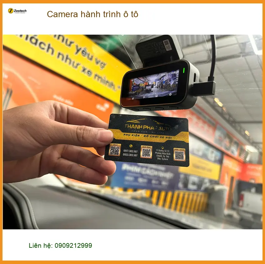 Anh Trung lắp Camera hành trình ô tô cho Toyota Camry tại Quận 12