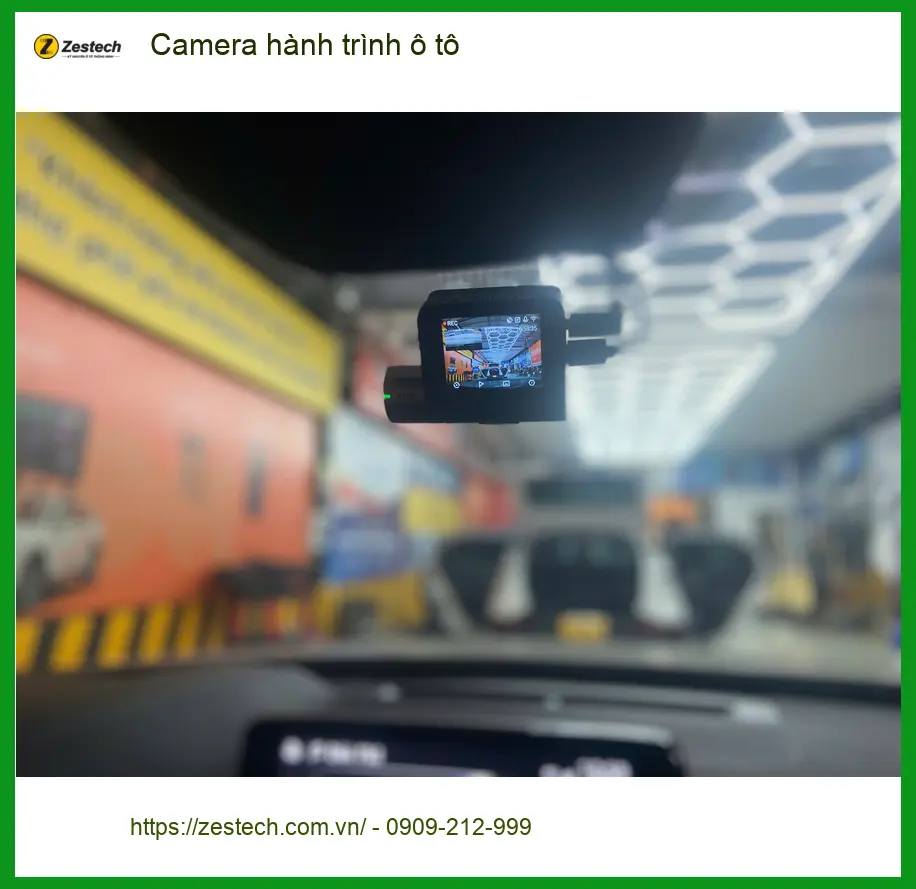 Chị Mai lắp Camera hành trình ô tô cho Honda CRV tại Quận 3 để ghi lại hành trình an toàn hơn