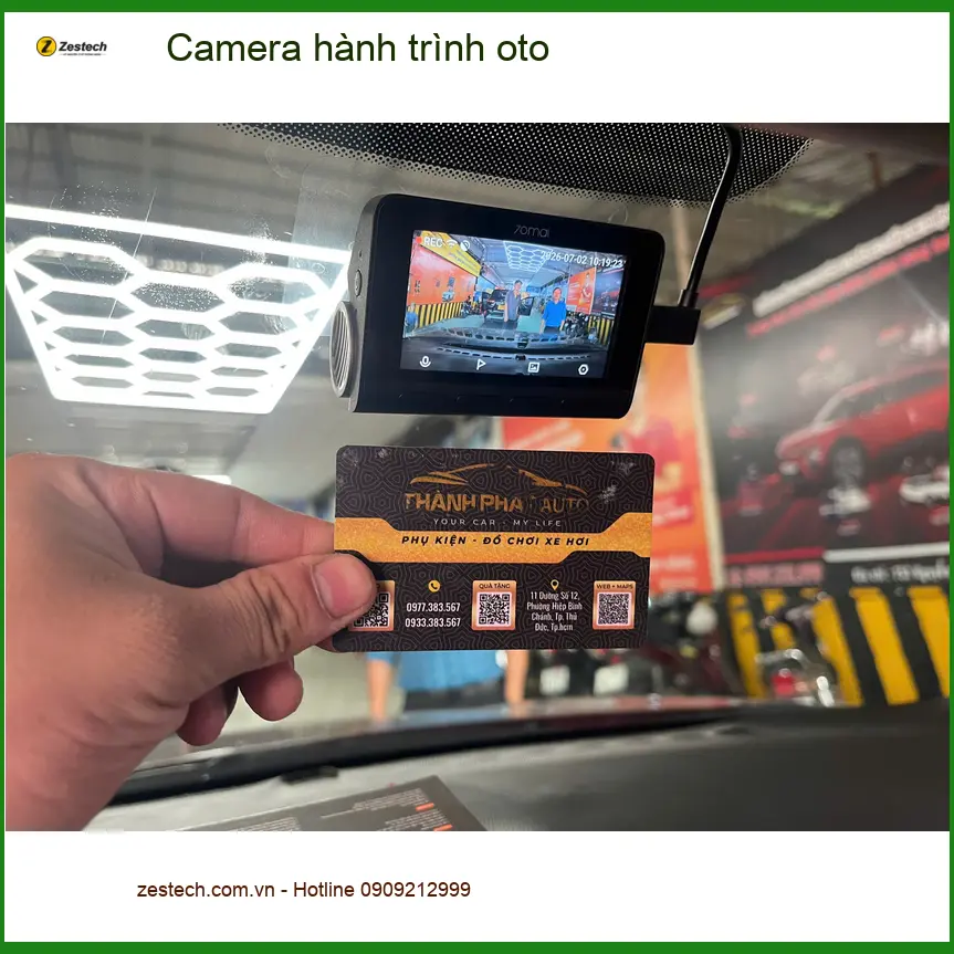 Chị Thu lắp camera hành trình oto Honda CR-V Quận 12 tiện theo dõi giao thông.