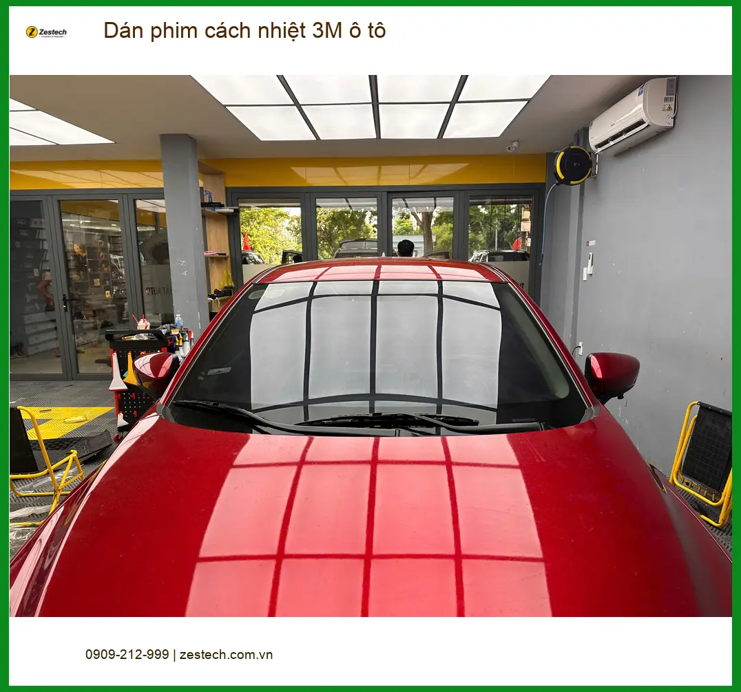 Anh Quang dán phim cách nhiệt 3M cho Toyota Corolla Cross tại Quận 12 để chống nóng hiệu quả