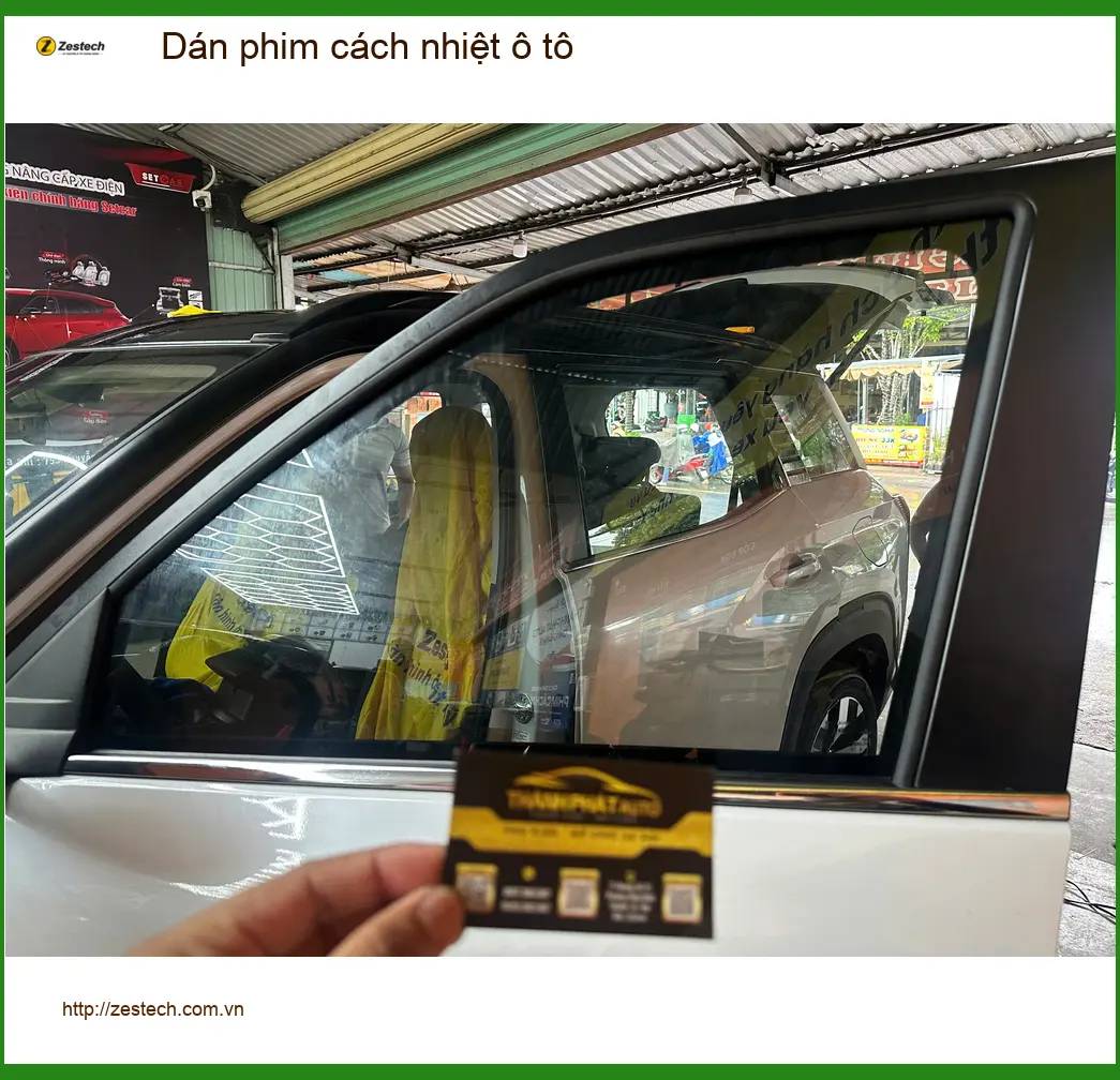 Chú Tấn dán phim cách nhiệt ô tô cho Hyundai Accent để đón hè tại Quận 9
