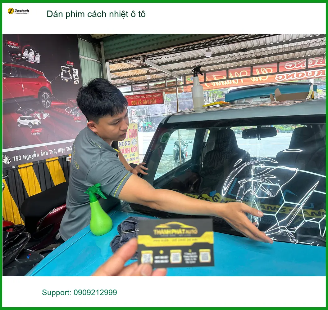 Cô Thanh dán phim cách nhiệt ô tô Kia K3 tại Hóc Môn tránh nắng hè oi bức
