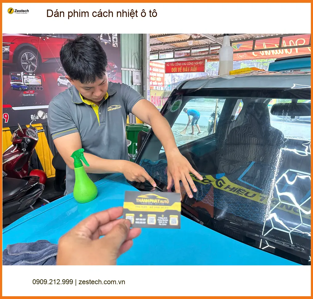 Cô Thanh dán phim cách nhiệt ô tô Kia K3 tại Hóc Môn tránh nắng hè oi bức ảnh thực tế 4