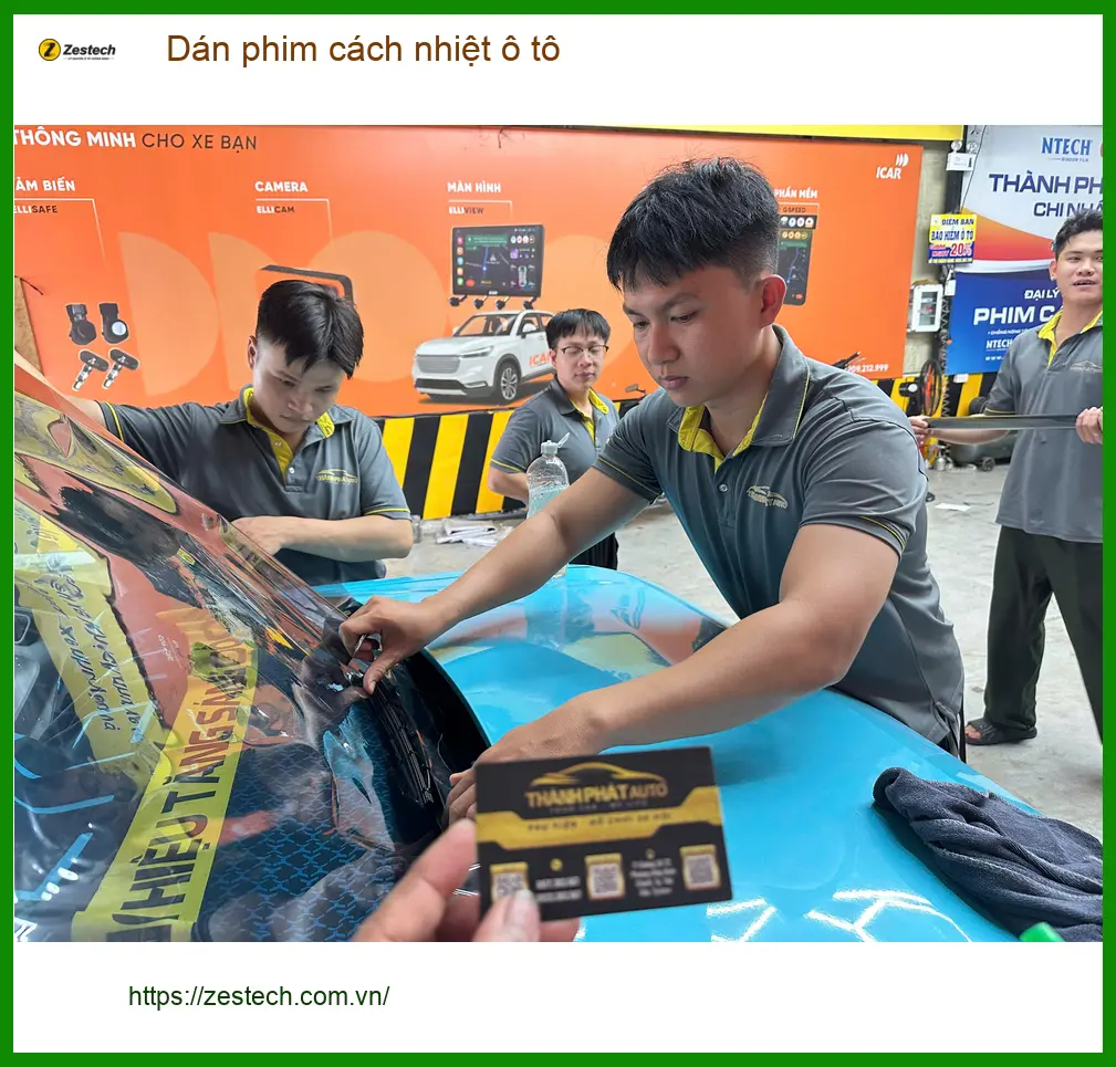 Chị Mai Anh lắp đặt phim cách nhiệt cho Honda CR-V tại Quận 5 để bảo vệ nội thất xe