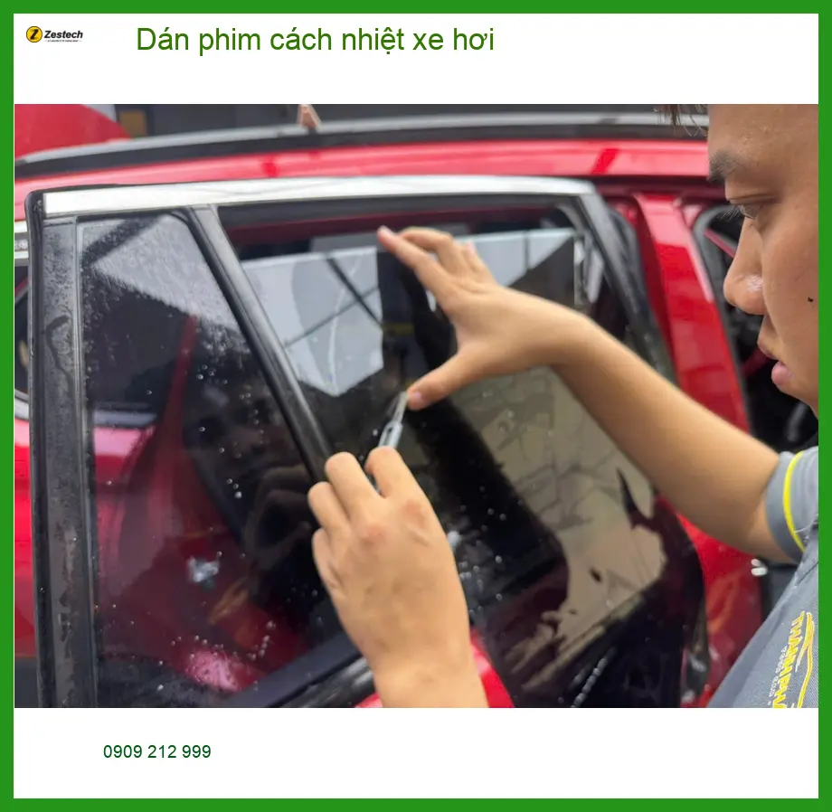 Chị Thanh dán phim cách nhiệt Suzuki XL7 tại Hóc Môn để giảm nhiệt mùa nắng nóng