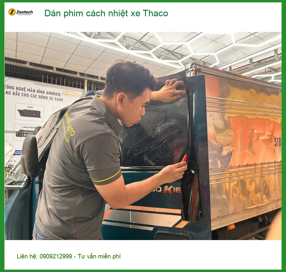 Chú Sáng Dán phim cách nhiệt xe Thaco Travel tại Quận 10 giữ mát cabin ảnh thực tế 2