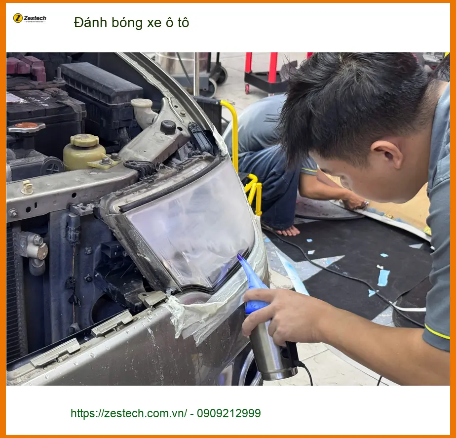 Anh Quang đánh bóng xe ô tô Hyundai Creta tại Củ Chi sau chuyến đi dài nhiều bụi bẩn