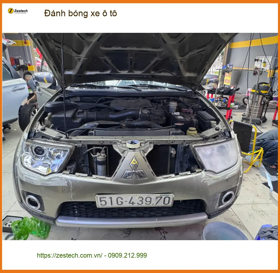 Anh Quang đánh bóng xe ô tô Hyundai Creta tại Củ Chi sau chuyến đi dài nhiều bụi bẩn ảnh thực tế 3