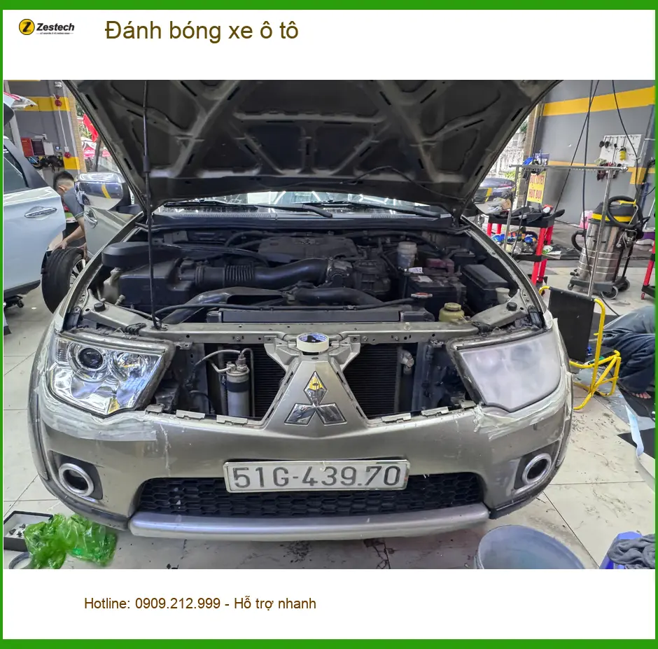 Chú Minh đánh bóng xe Mazda CX-5 tại Cần Giờ để loại bỏ các vết xước dăm