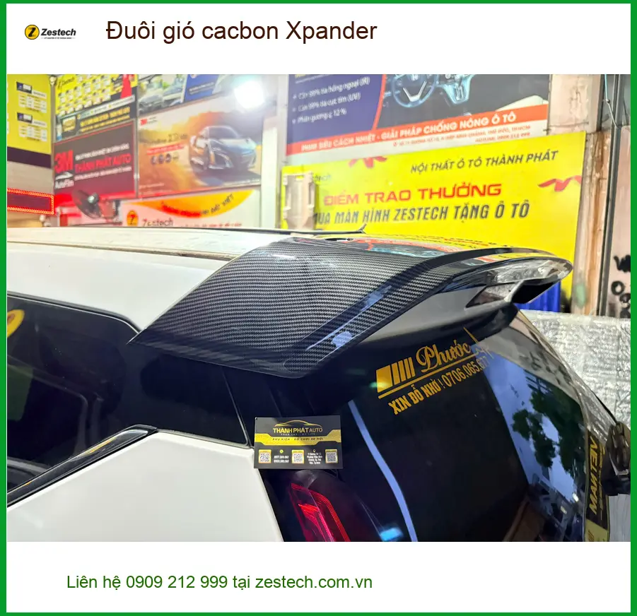 Chị An lắp đuôi gió cacbon cho Mitsubishi Xpander tại Quận 11 để tăng tính khí động học và thẩm mỹ