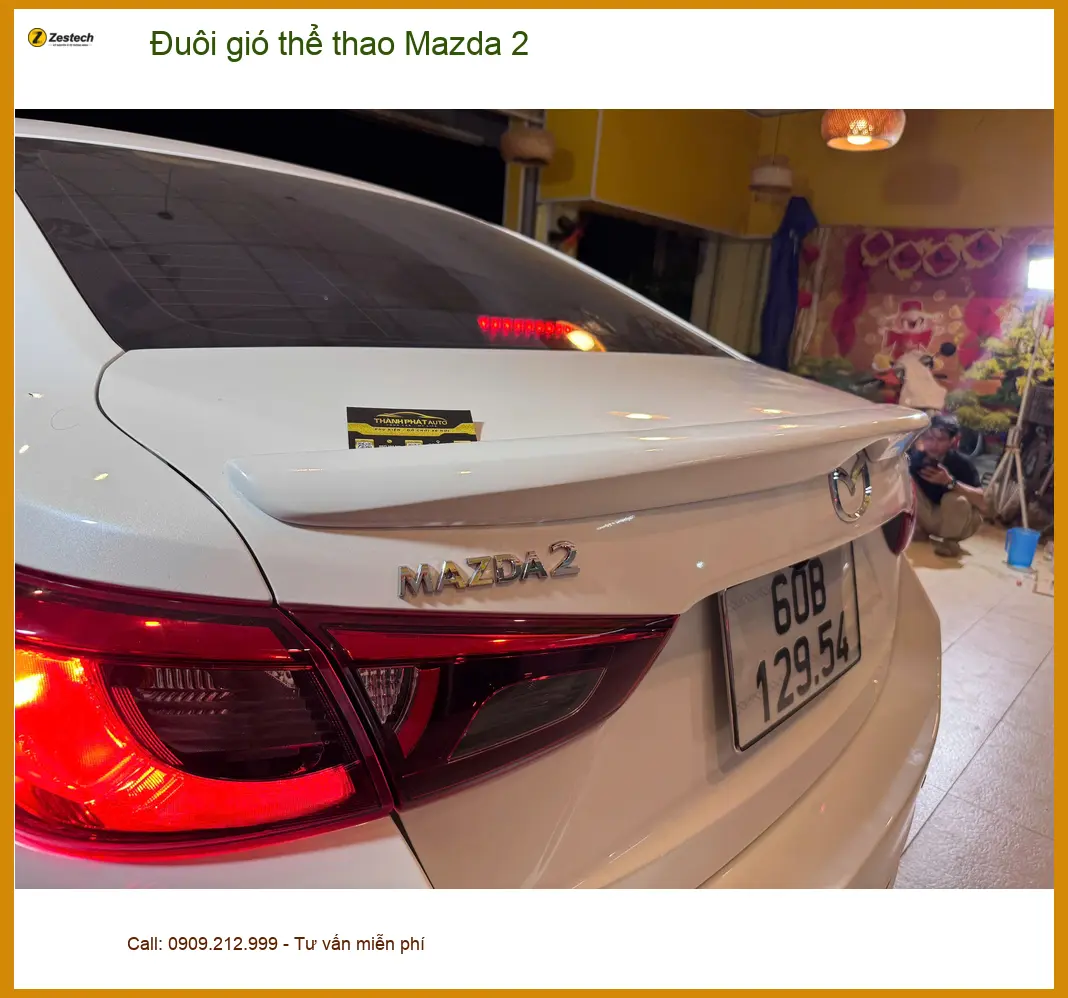 Anh Tuấn lắp đuôi gió thể thao Mazda 2 tại Quận Phú Nhuận để xe trông cá tính hơn