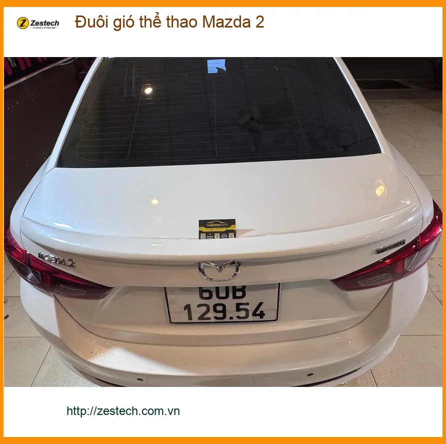 Chị Thảo lắp đuôi gió thể thao cho Mazda 2 tại Quận 9 để xe thêm cá tính