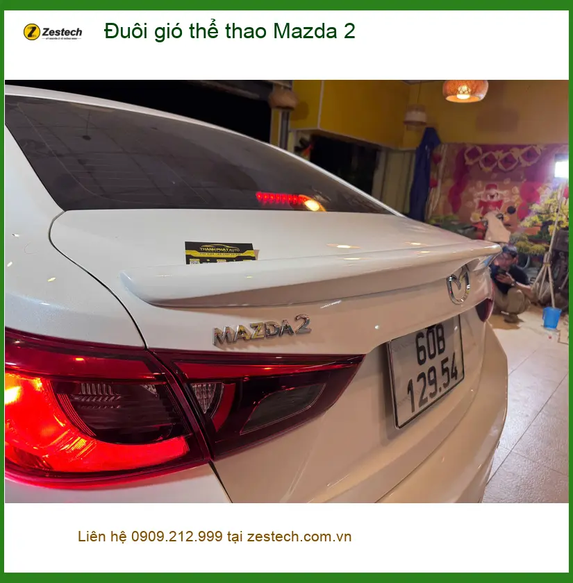 Chị Thảo lắp đuôi gió thể thao cho Mazda 2 tại Quận 9 để xe thêm cá tính ảnh thực tế 2