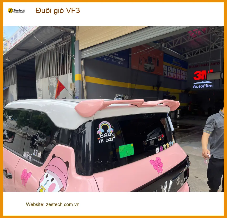 Chị Thảo độ đuôi gió VinFast VF3 tại Quận 5, giúp xe thêm phần cá tính. ảnh thực tế 3