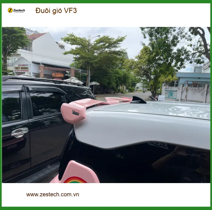 Chị Thảo độ đuôi gió VinFast VF3 tại Quận 5, giúp xe thêm phần cá tính. ảnh thực tế 4