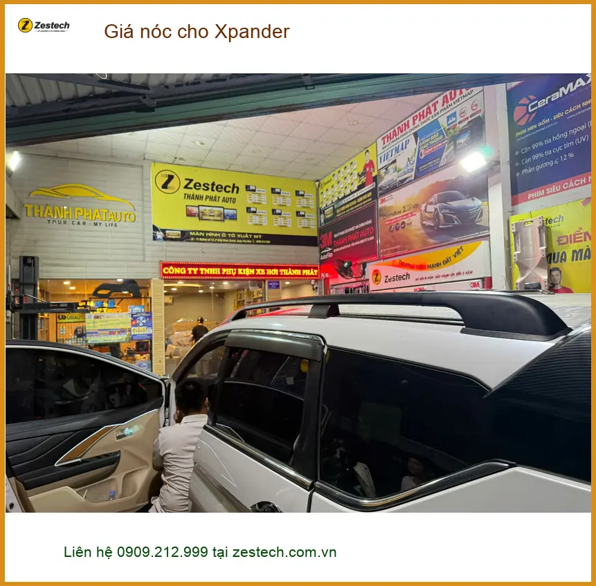 Anh Minh lắp giá nóc cho Xpander tại Quận 2 chuẩn bị cho chuyến đi xa