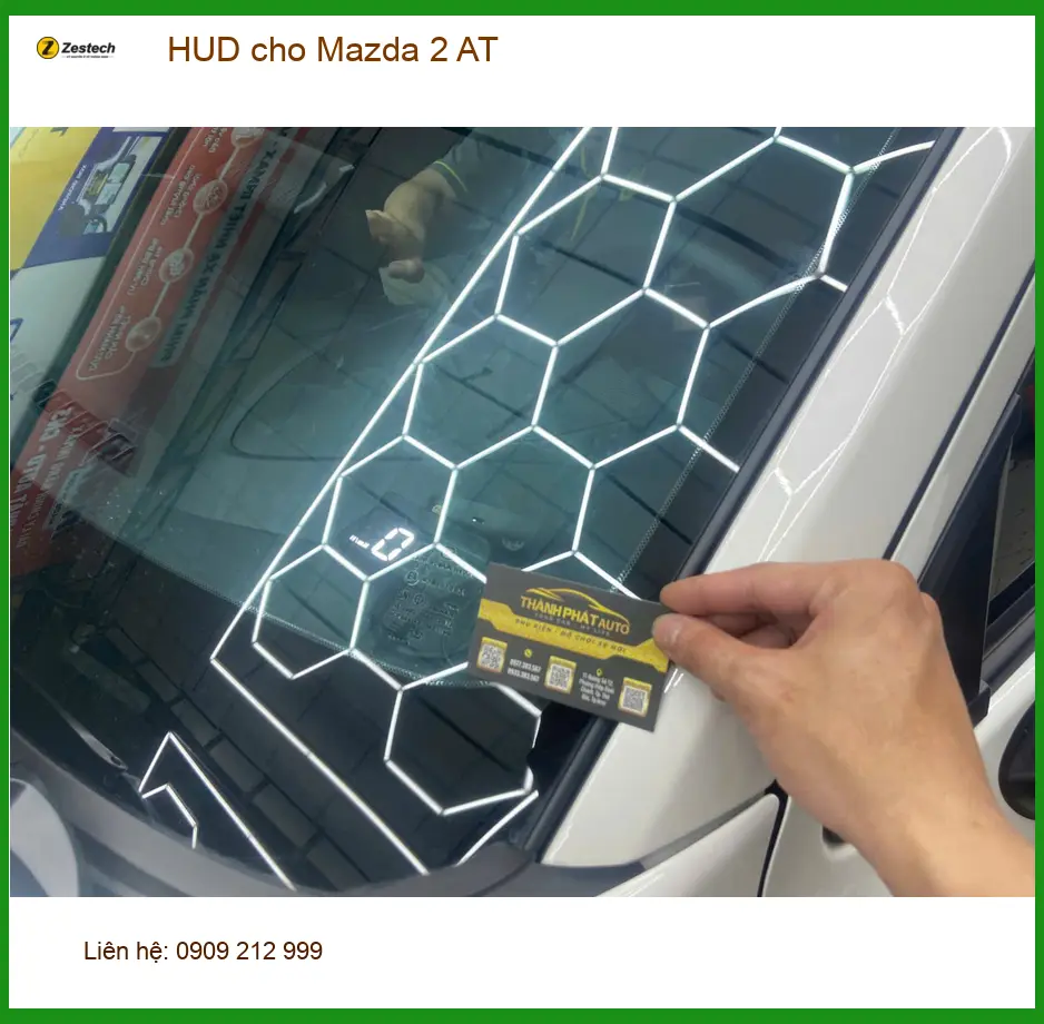 Chị Thảo lắp HUD cho Mazda 2 AT tại Quận Phú Nhuận để tiện theo dõi tốc độ