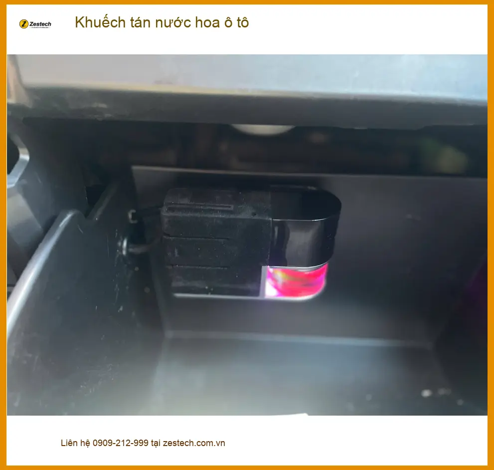 Chị Hồng lắp khuếch tán nước hoa ô tô Honda CR-V ở Quận Bình Thạnh