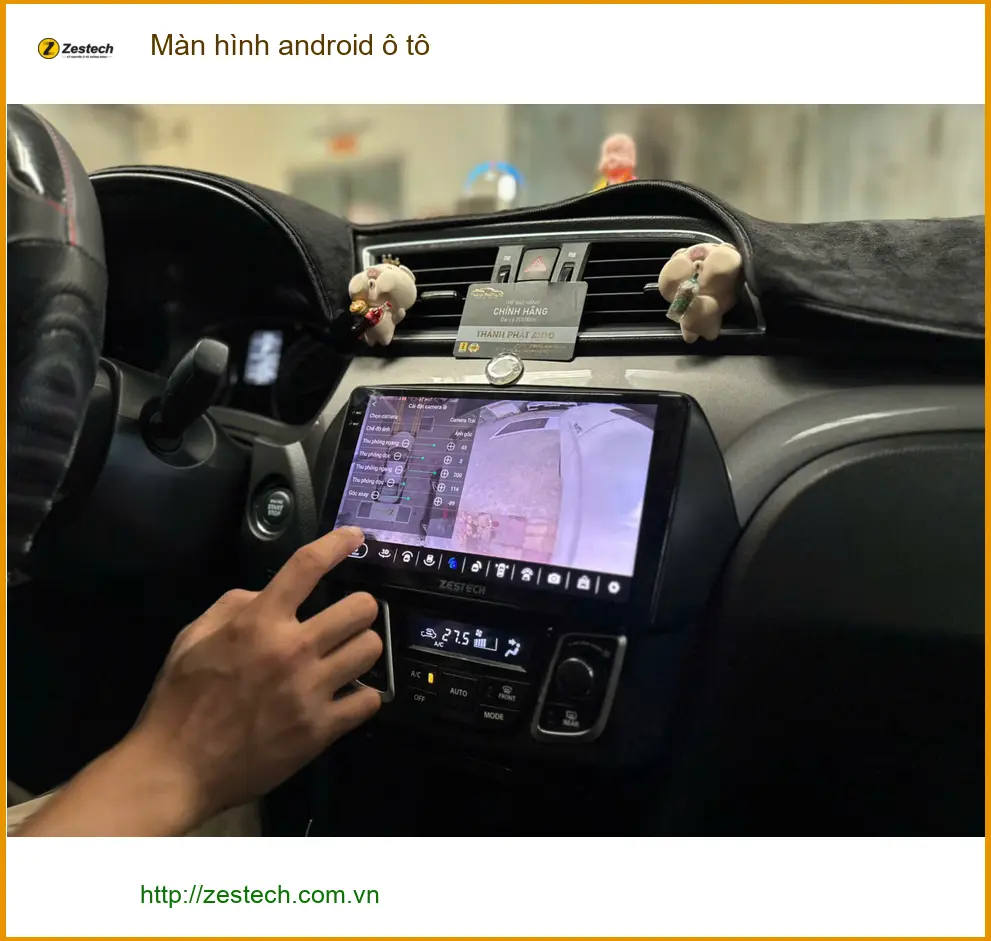 Chị Kiều Anh lắp màn hình Android ô tô Hyundai Accent ở Tân Phú để xem Youtube.