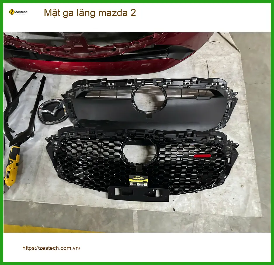 Chị Mai Anh thay mặt ga lăng Mazda 2 tại Quận Huyện Hóc Môn để xe trông thể thao hơn