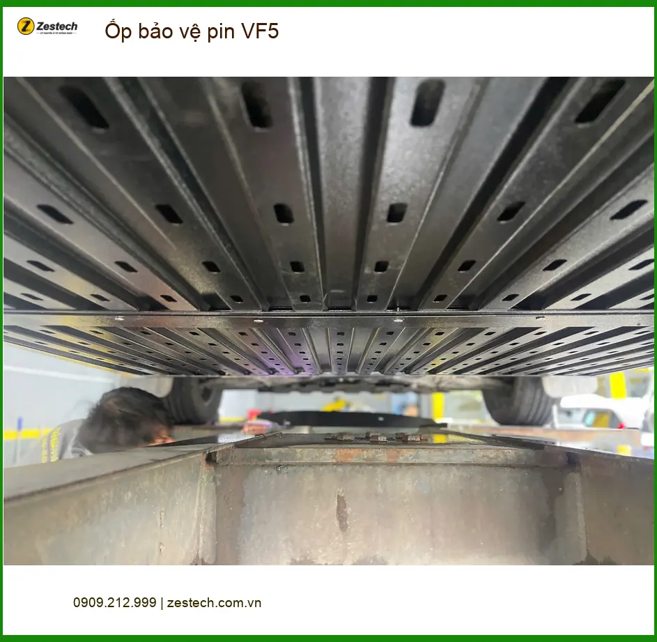 Anh Quý lắp ốp bảo vệ pin VinFast VF5 tại Thủ Đức để an tâm di chuyển