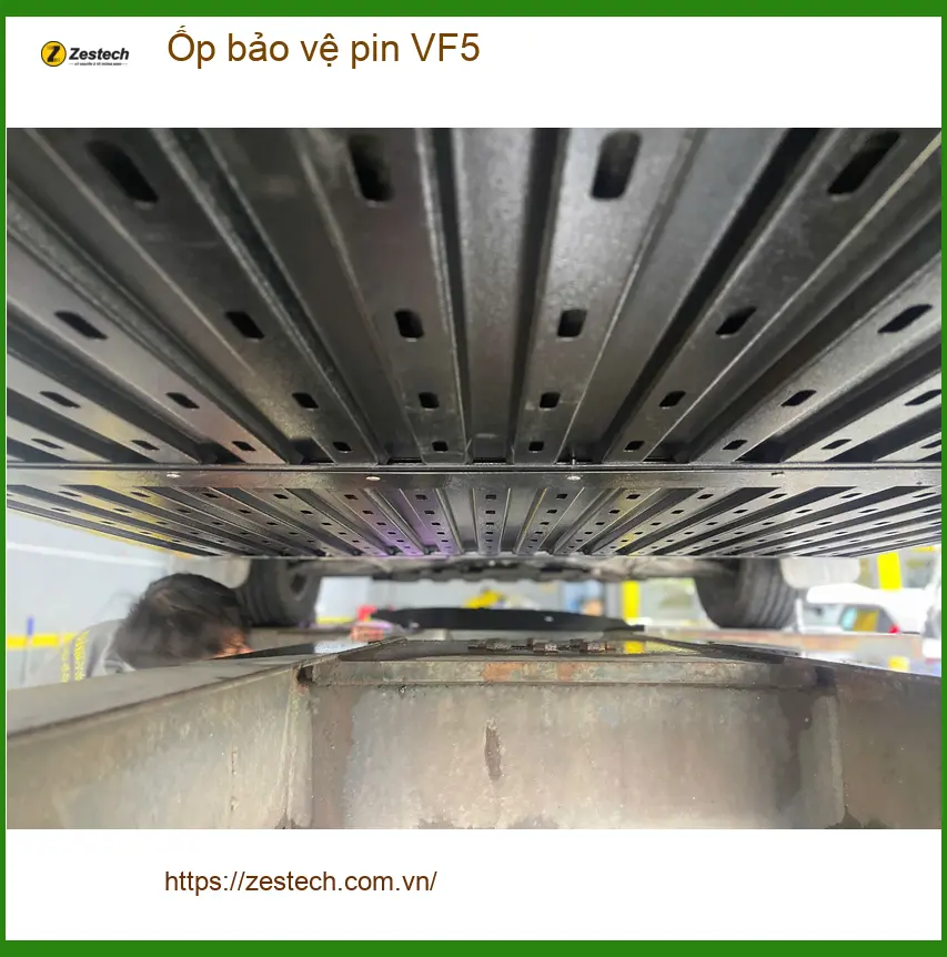 Anh Hải lắp ốp bảo vệ pin VinFast VF5 tại Quận 2 để bảo vệ pin xe ảnh thực tế 2