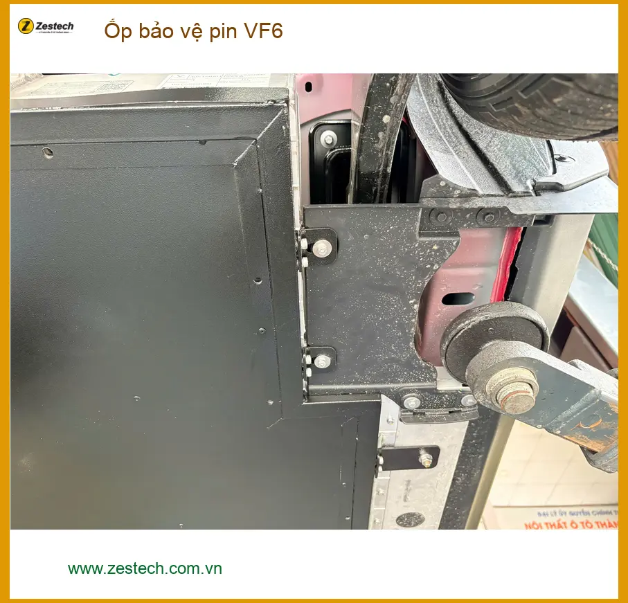 Anh Khải lắp Ốp bảo vệ pin VF6 tại Bình Chánh để đảm bảo an toàn tối ưu ảnh thực tế 2