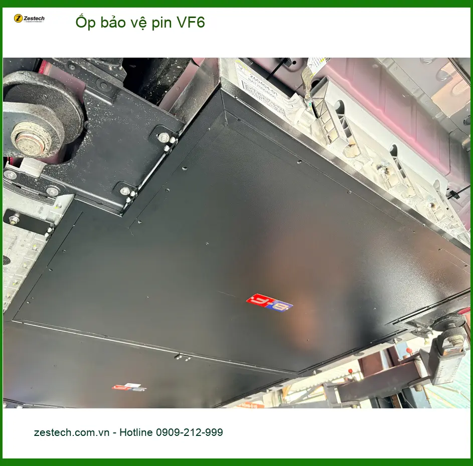 Chị Thảo lắp ốp bảo vệ pin VinFast VF6 tại Quận Tân Phú để bảo vệ xe