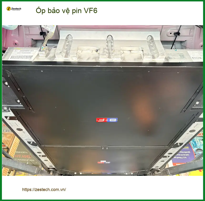 Chị Thảo lắp ốp bảo vệ pin VinFast VF6 tại Quận Tân Phú để bảo vệ xe ảnh thực tế 2