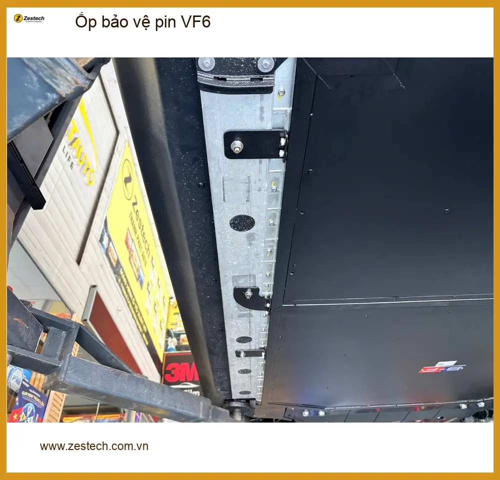 Chị Thảo lắp ốp bảo vệ pin VinFast VF6 tại Quận Tân Phú để bảo vệ xe ảnh thực tế 3