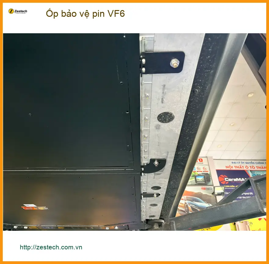 Chị Thảo lắp ốp bảo vệ pin VinFast VF6 tại Quận Tân Phú để bảo vệ xe ảnh thực tế 4
