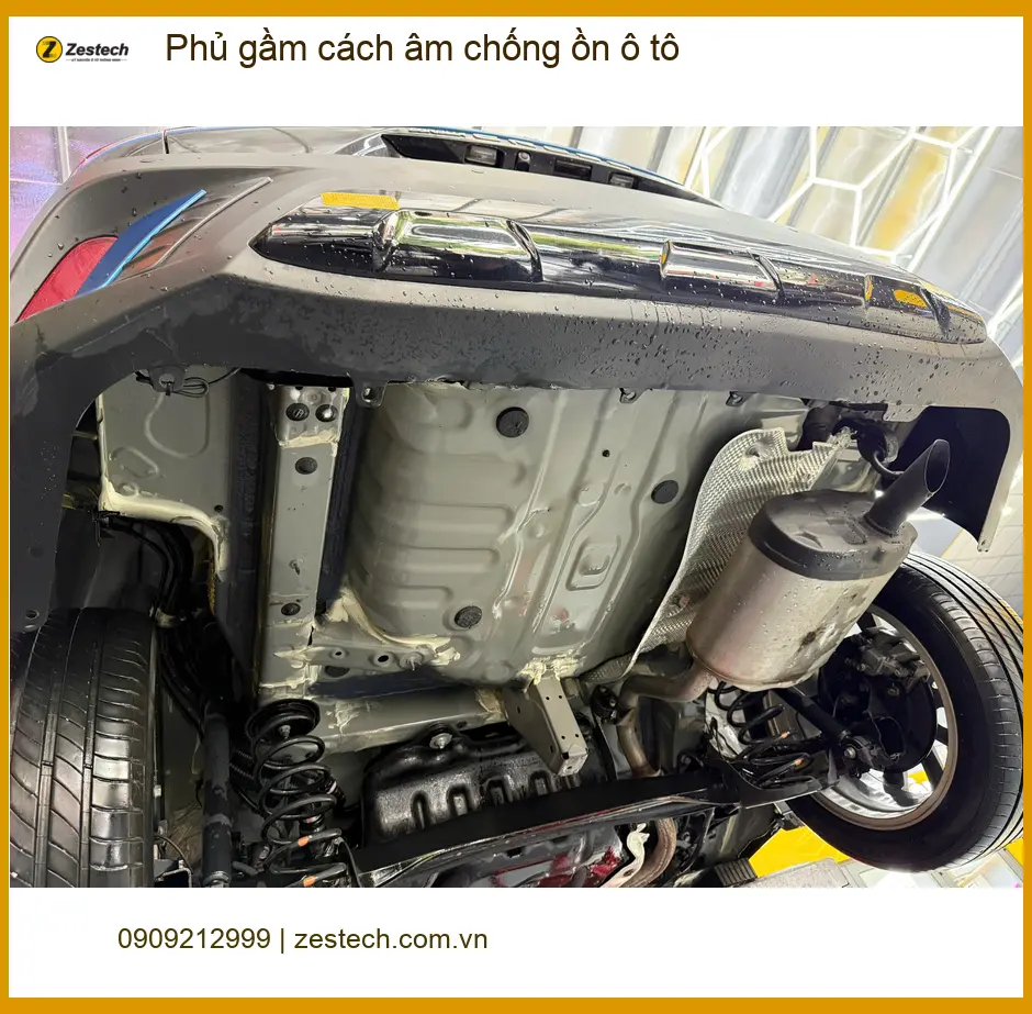 Chị Thảo phủ gầm cách âm chống ồn Toyota Camry Quận 7 để xe ít ồn hơn