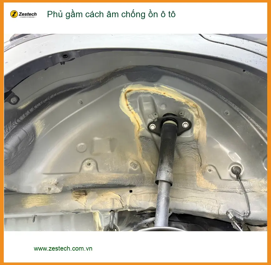Chị Thảo phủ gầm cách âm chống ồn Toyota Camry Quận 7 để xe ít ồn hơn ảnh thực tế 2