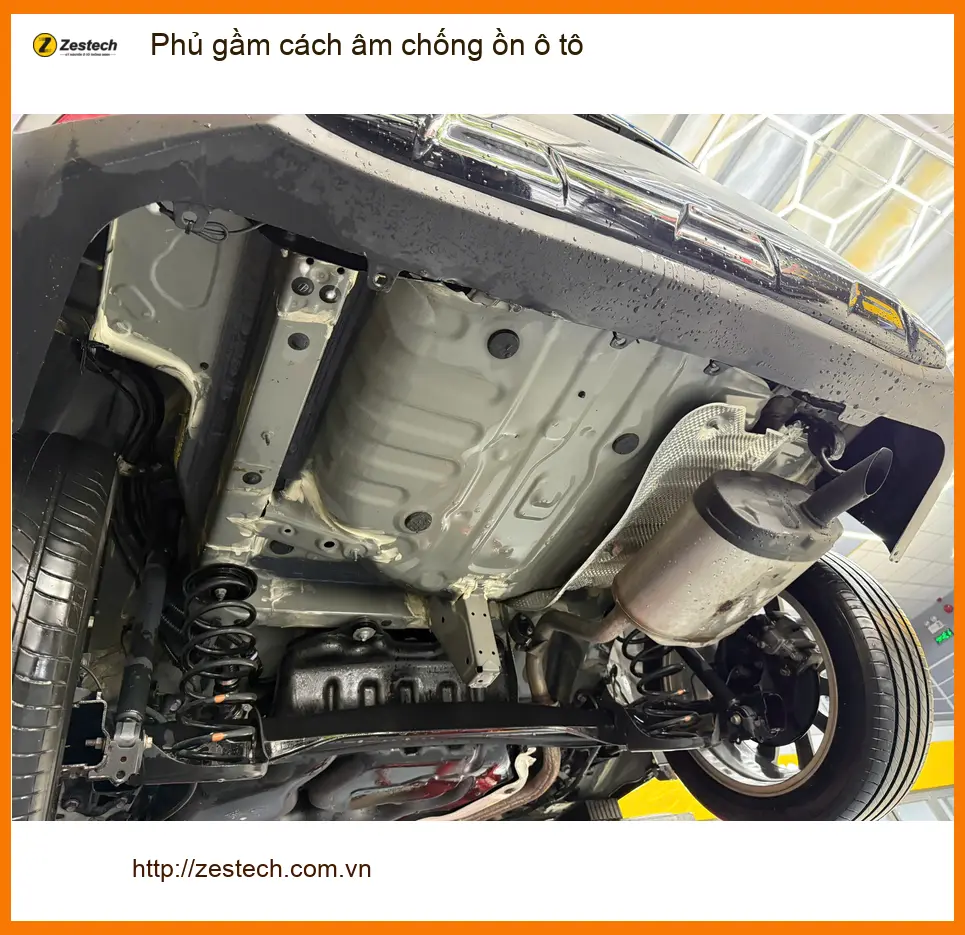 Chị Thảo phủ gầm cách âm chống ồn Toyota Camry Quận 7 để xe ít ồn hơn ảnh thực tế 3