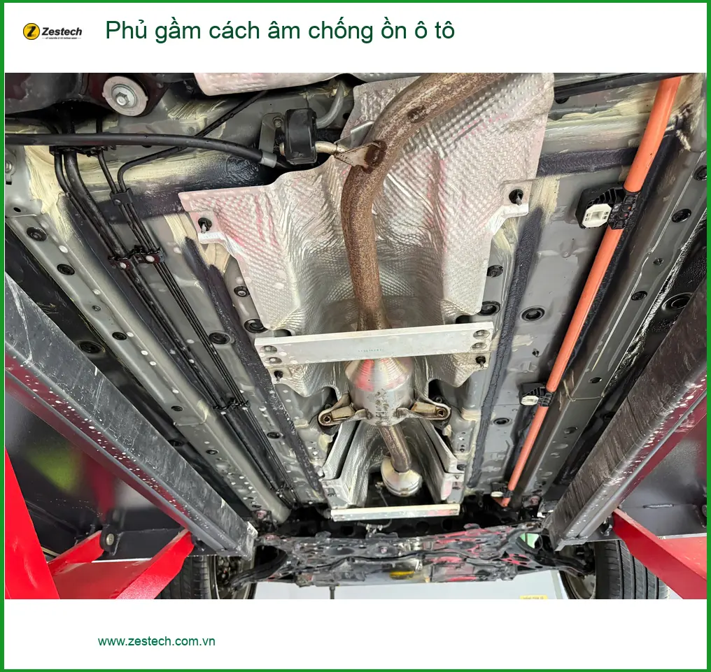 Chị Thảo phủ gầm cách âm chống ồn Toyota Camry Quận 7 để xe ít ồn hơn ảnh thực tế 4
