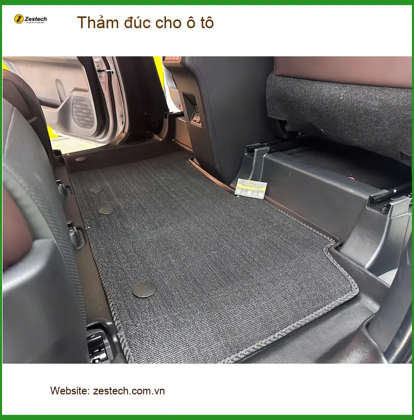 Chị Hương lắp thảm đúc cho ô tô Hyundai Santa Fe tại Quận 2 để giữ sàn xe sạch đẹp