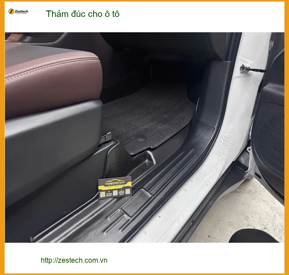 Chị Hương lắp thảm đúc cho ô tô Hyundai Santa Fe tại Quận 2 để giữ sàn xe sạch đẹp ảnh thực tế 2