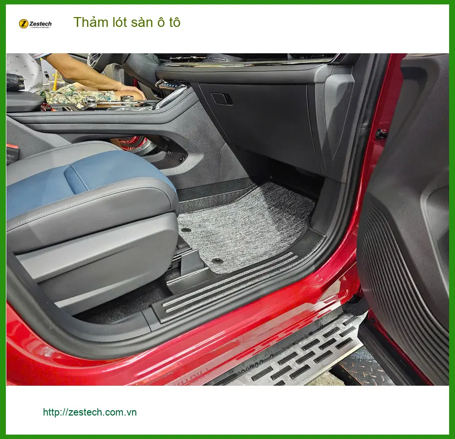 Anh Khang thay thảm lót sàn ô tô Honda CR-V tại Quận 1 vì thảm cũ đã rách