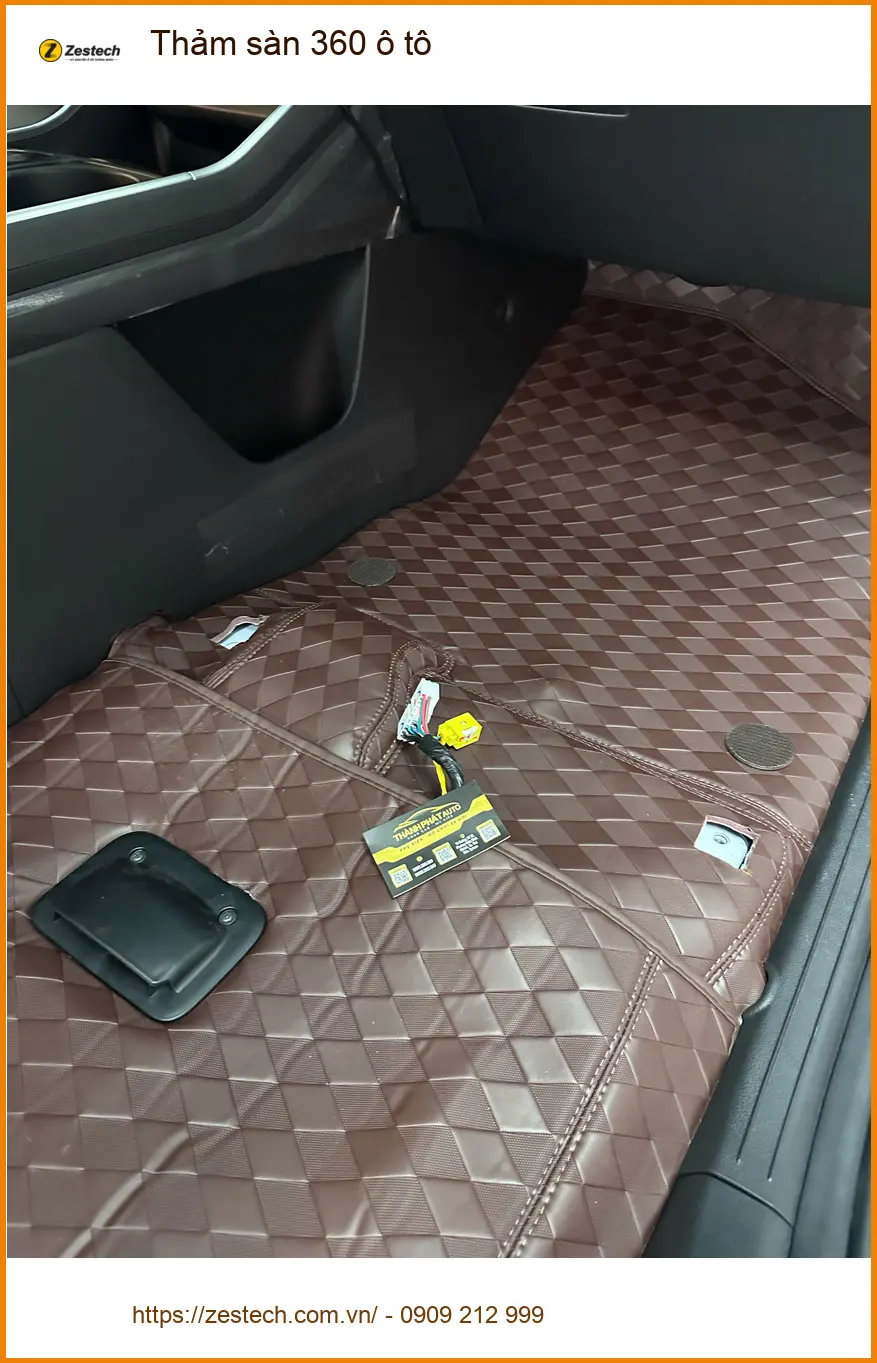 Chị Thùy lắp thảm sàn 360 ô tô Hyundai SantaFe tại Quận 9 để xe luôn sạch đẹp ảnh thực tế 2